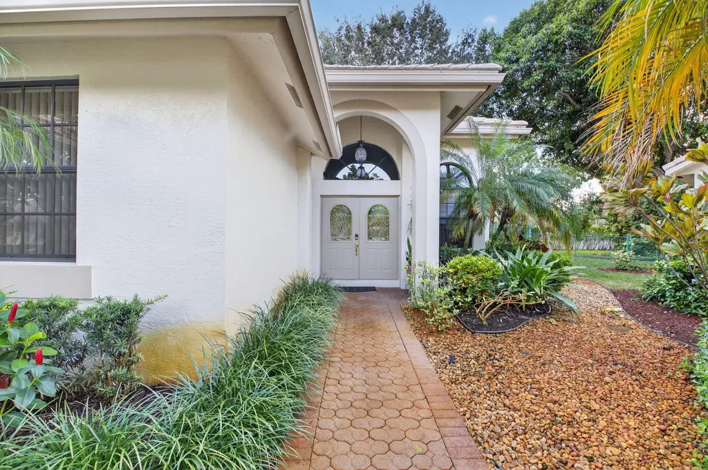 4970 Pine Tree Drive Boynton Beach FL 33436