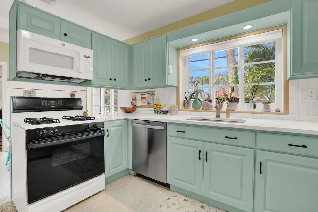 417 N 12th Avenue N Lake Worth FL 33460