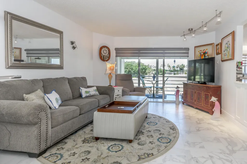3951 Via Poinciana Lake Worth FL 33467