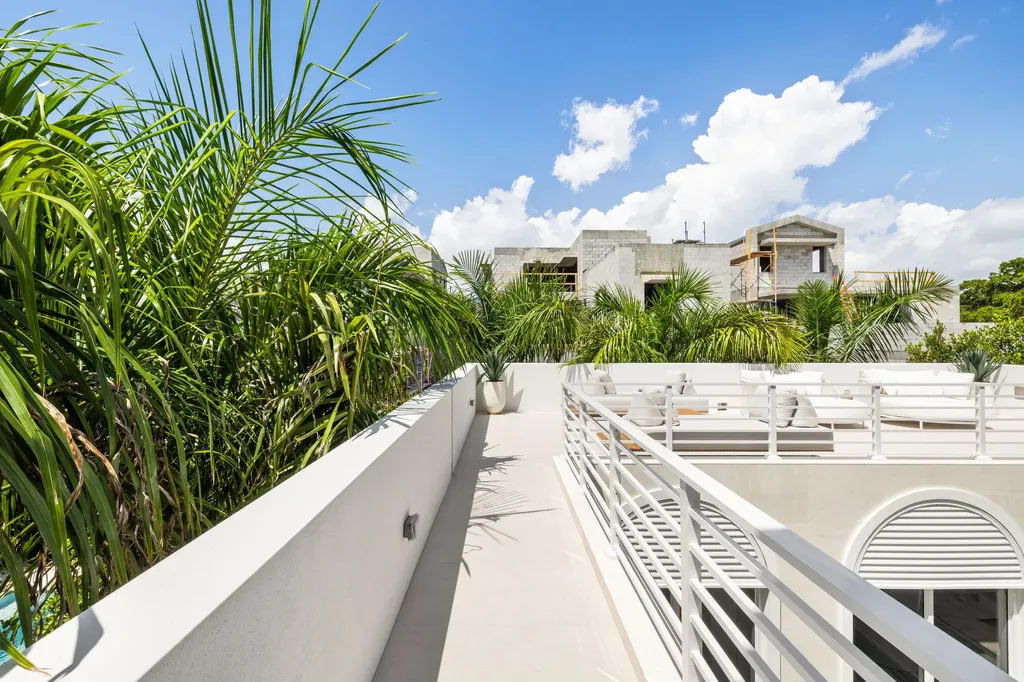 816 Palm Trail Delray Beach FL 33483