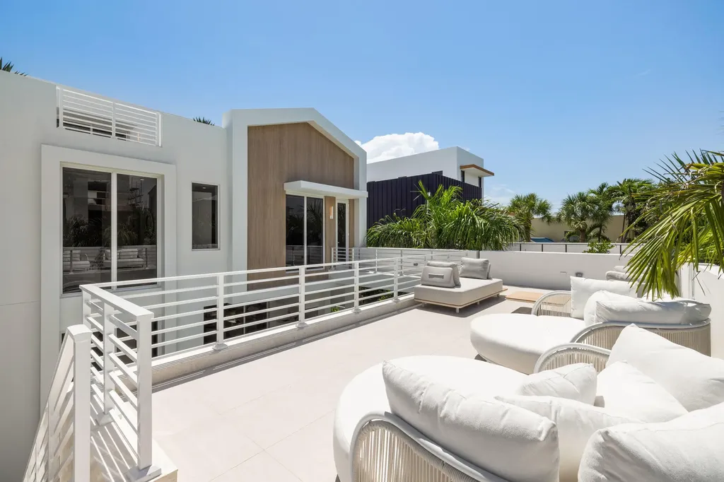 816 Palm Trail Delray Beach FL 33483