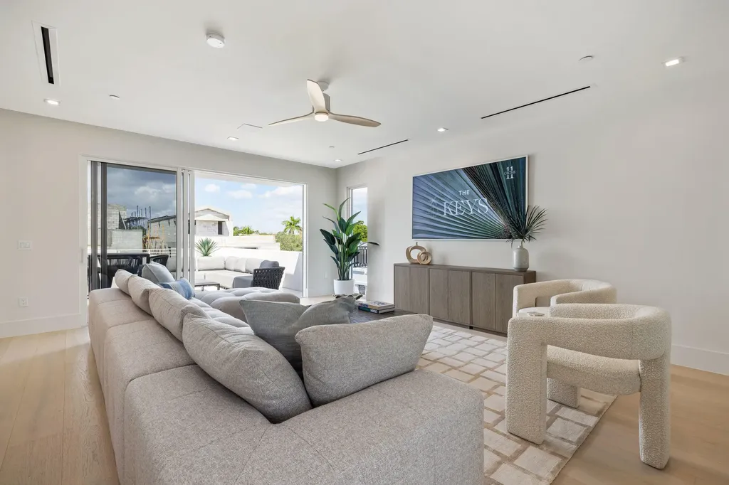 816 Palm Trail Delray Beach FL 33483