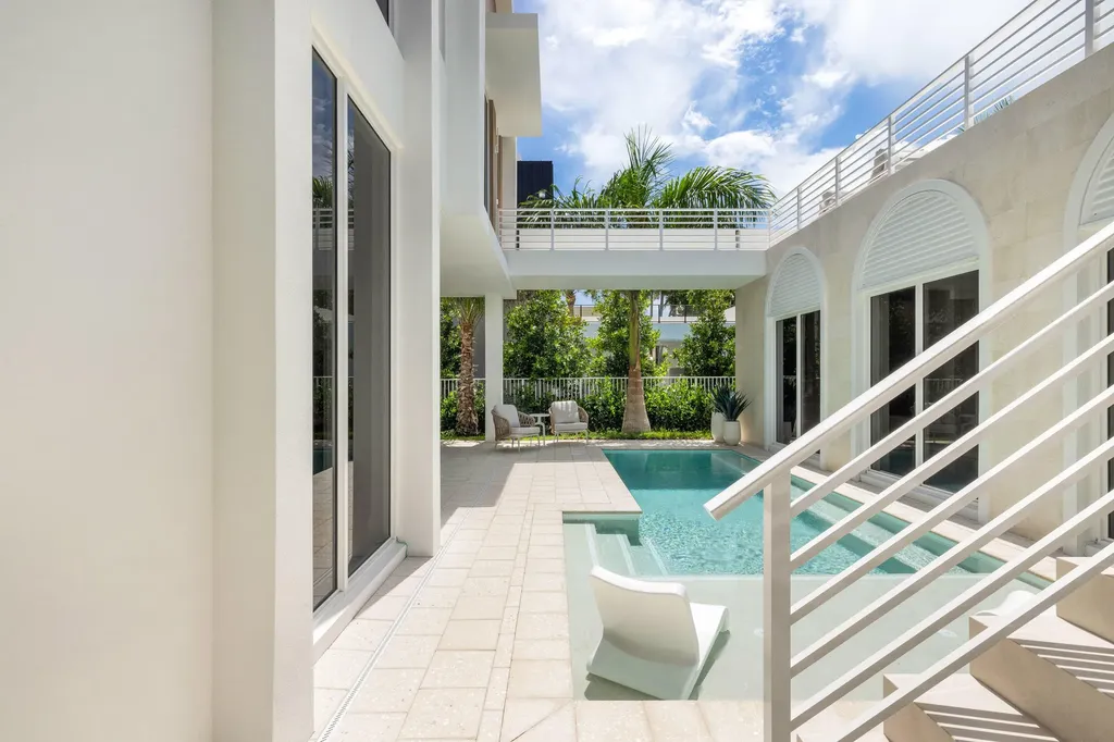 816 Palm Trail Delray Beach FL 33483