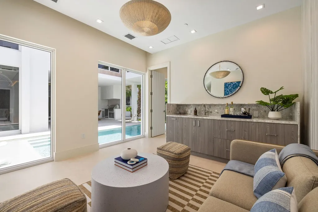 816 Palm Trail Delray Beach FL 33483