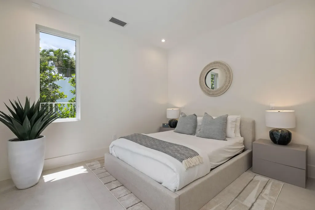 816 Palm Trail Delray Beach FL 33483
