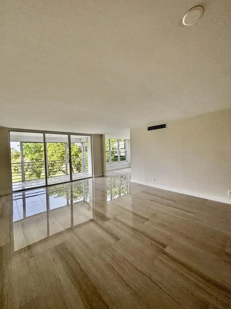 3960 Oaks Clubhouse Drive Pompano Beach FL 33069