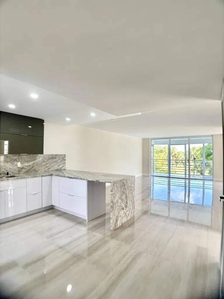 3960 Oaks Clubhouse Drive Pompano Beach FL 33069