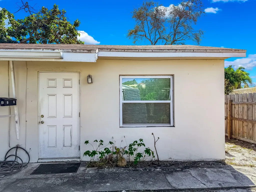 318 N Lakeside Court West Palm Beach FL 33407
