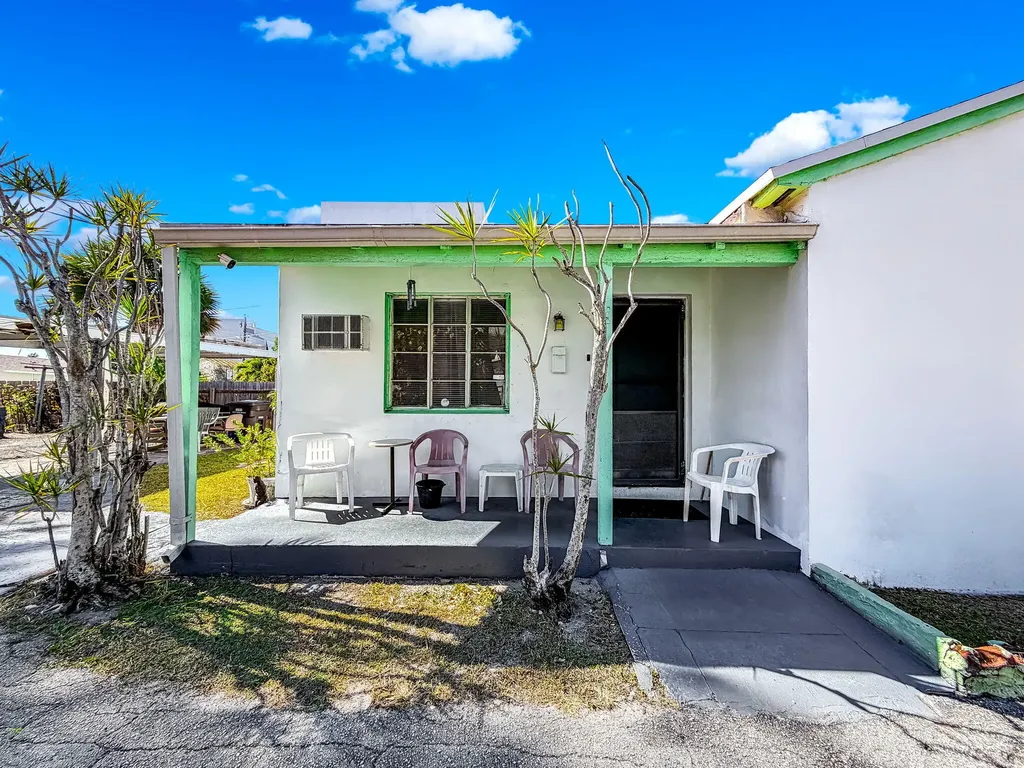 318 N Lakeside Court West Palm Beach FL 33407