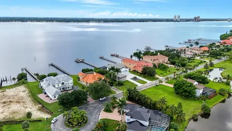 6390 River Club Court North Fort Myers FL 33917
