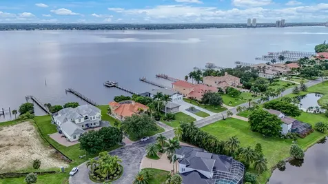 6390 River Club Court North Fort Myers FL 33917