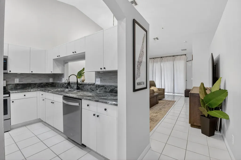 8298 Via Di Veneto Boca Raton FL 33496
