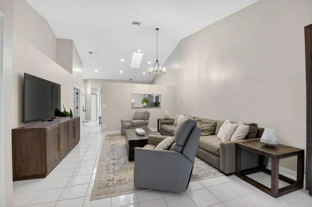 8298 Via Di Veneto Boca Raton FL 33496