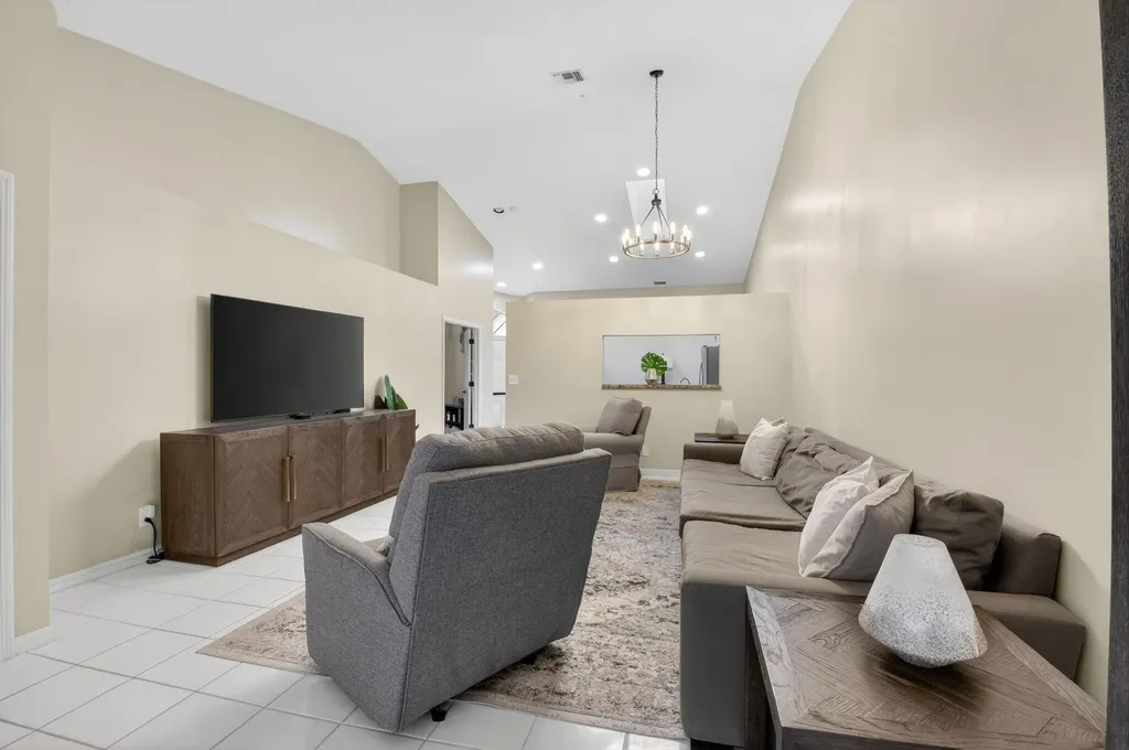 8298 Via Di Veneto Boca Raton FL 33496