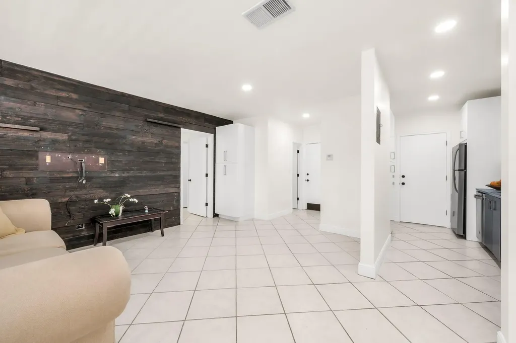 299 SW 7th Street Boca Raton FL 33432
