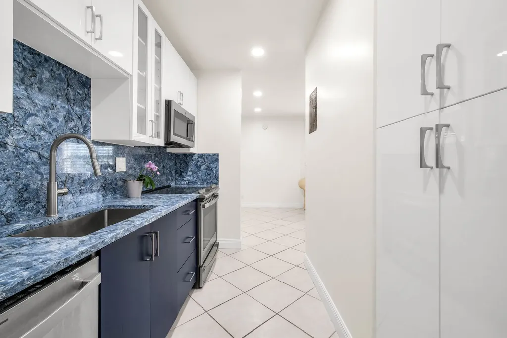 299 SW 7th Street Boca Raton FL 33432