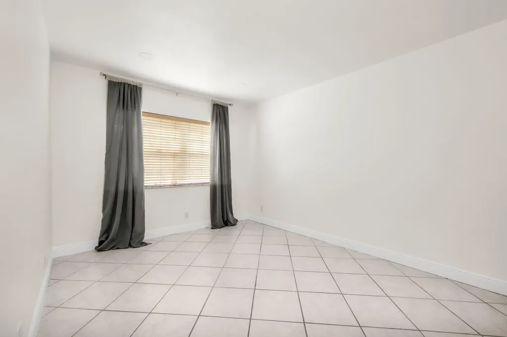 299 SW 7th Street Boca Raton FL 33432