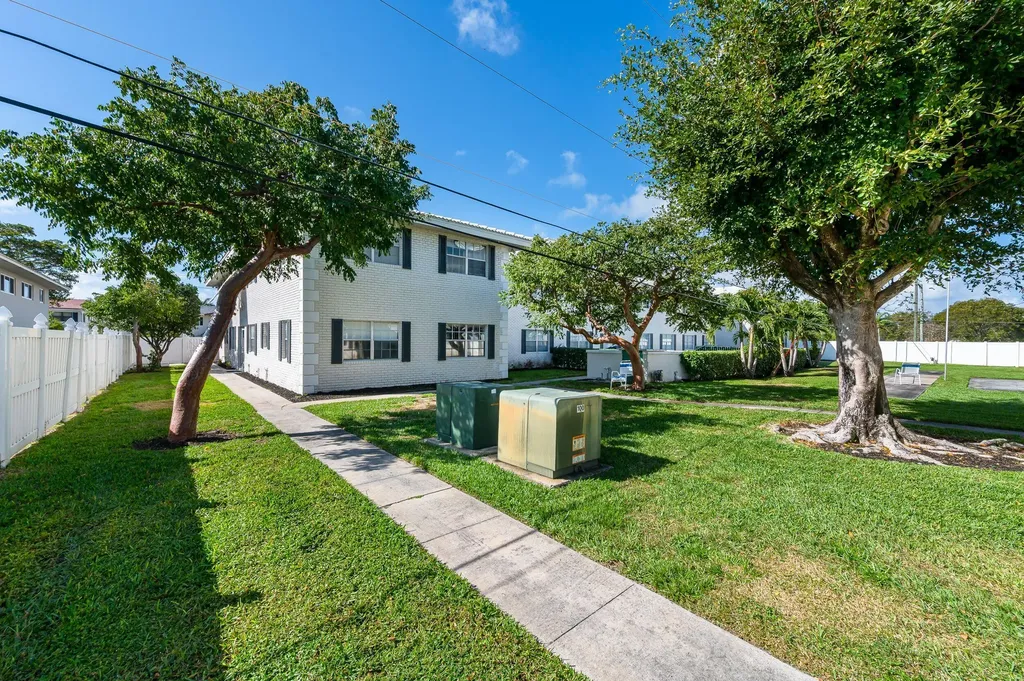 299 SW 7th Street Boca Raton FL 33432