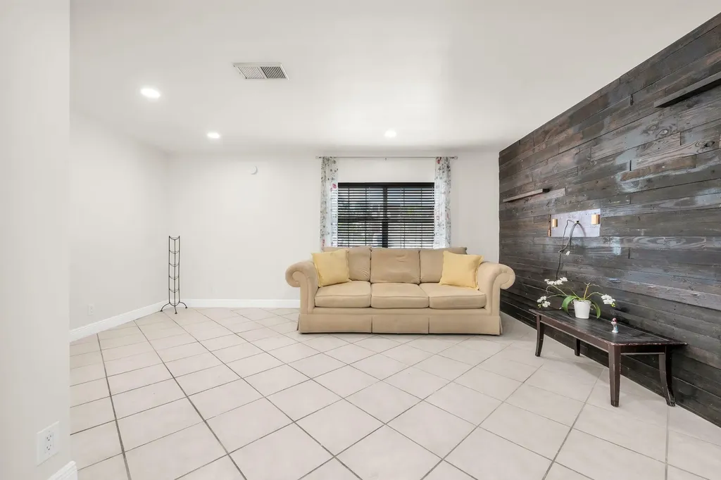 299 SW 7th Street Boca Raton FL 33432