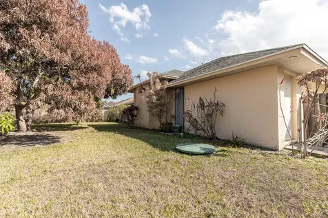 2417 SE Dogwood Avenue Port St Lucie FL 34952