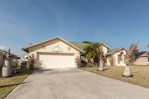 2417 SE Dogwood Avenue Port St Lucie FL 34952