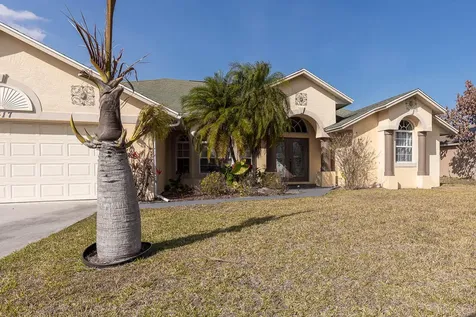 2417 SE Dogwood Avenue Port St Lucie FL 34952