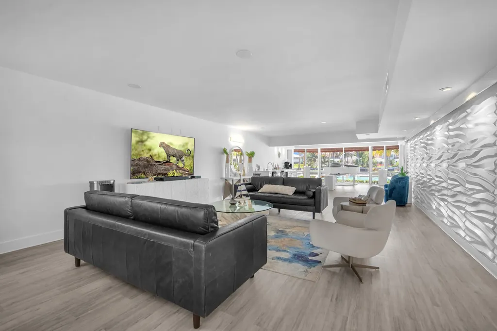 1015 Spanish River Road Boca Raton FL 33432