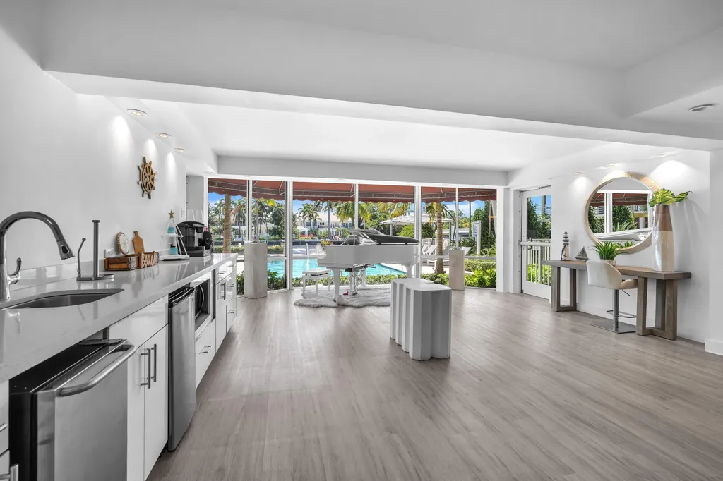 1015 Spanish River Road Boca Raton FL 33432