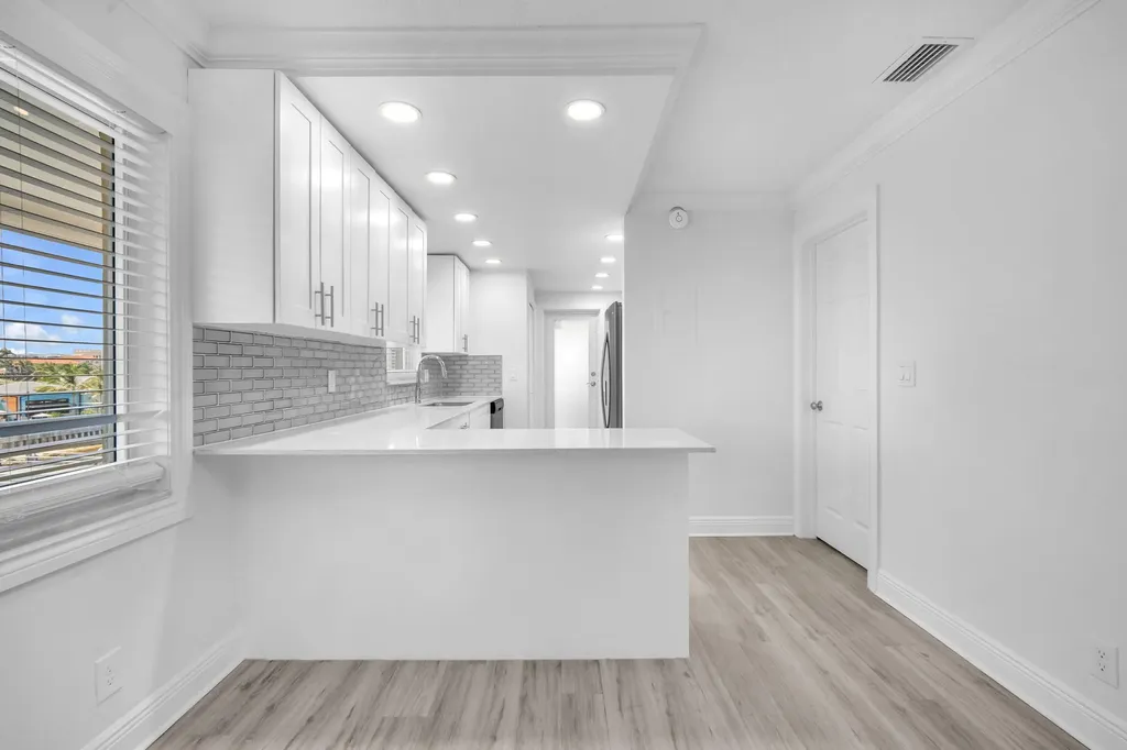 1015 Spanish River Road Boca Raton FL 33432