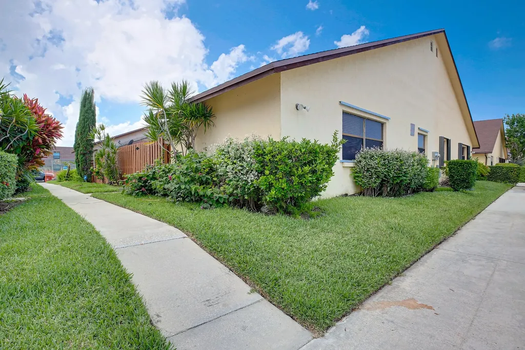 484 Springdale Circle Palm Springs FL 33461