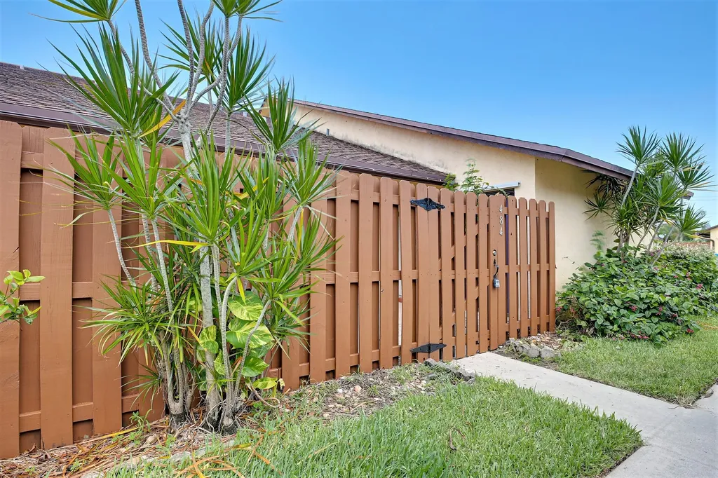 484 Springdale Circle Palm Springs FL 33461