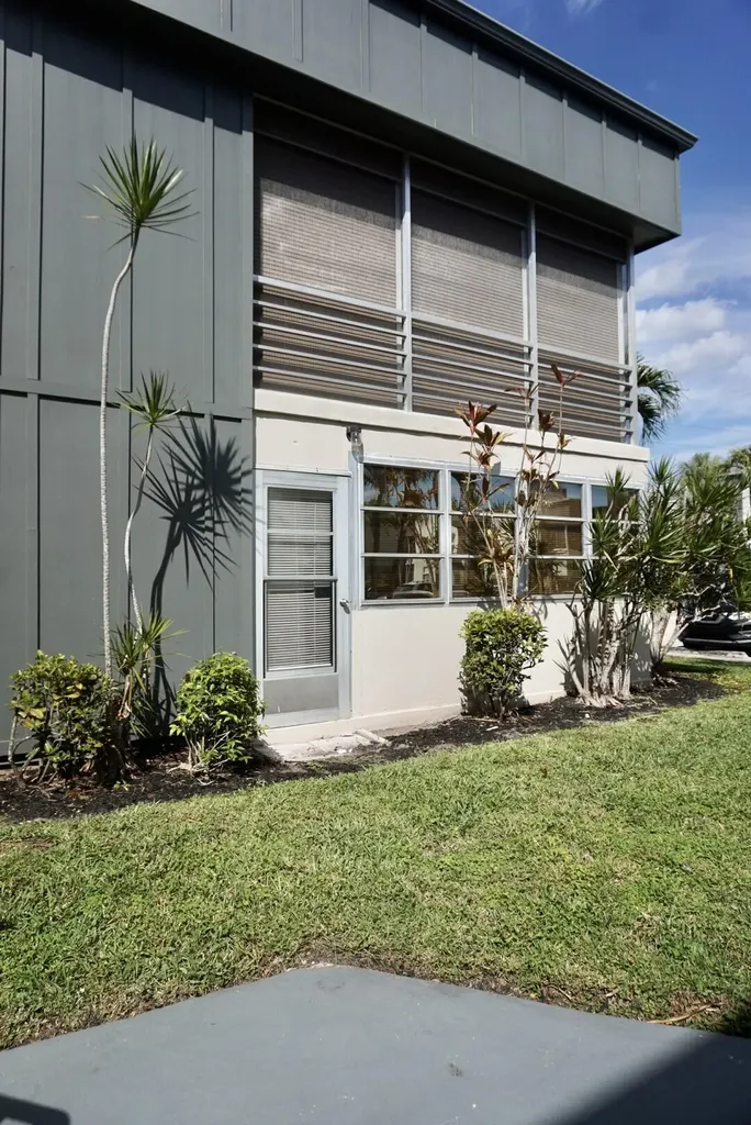 307 Burgundy Delray Beach FL 33484