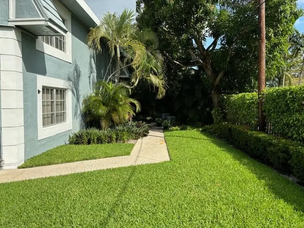 422 SW 9th Street NW Boca Raton FL 33432