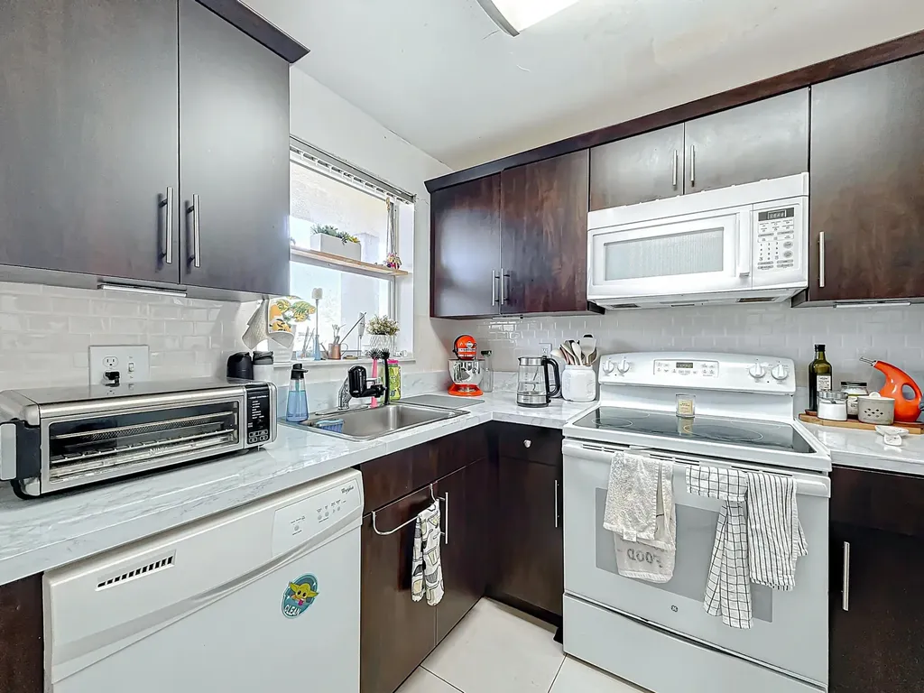 8225 Sunrise Lakes Boulevard Sunrise FL 33322