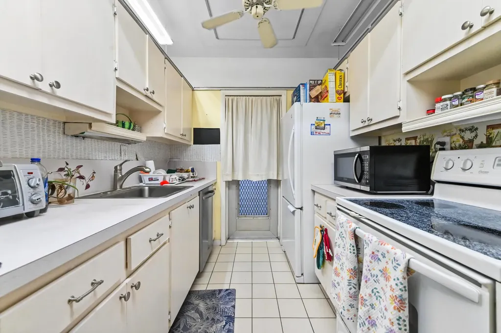 1114 Lake Terrace Boynton Beach FL 33426