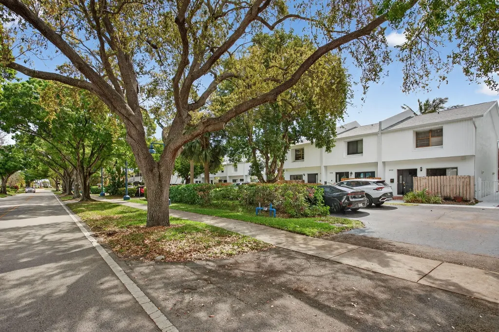 2122 NE 44th Street Lighthouse Point FL 33064