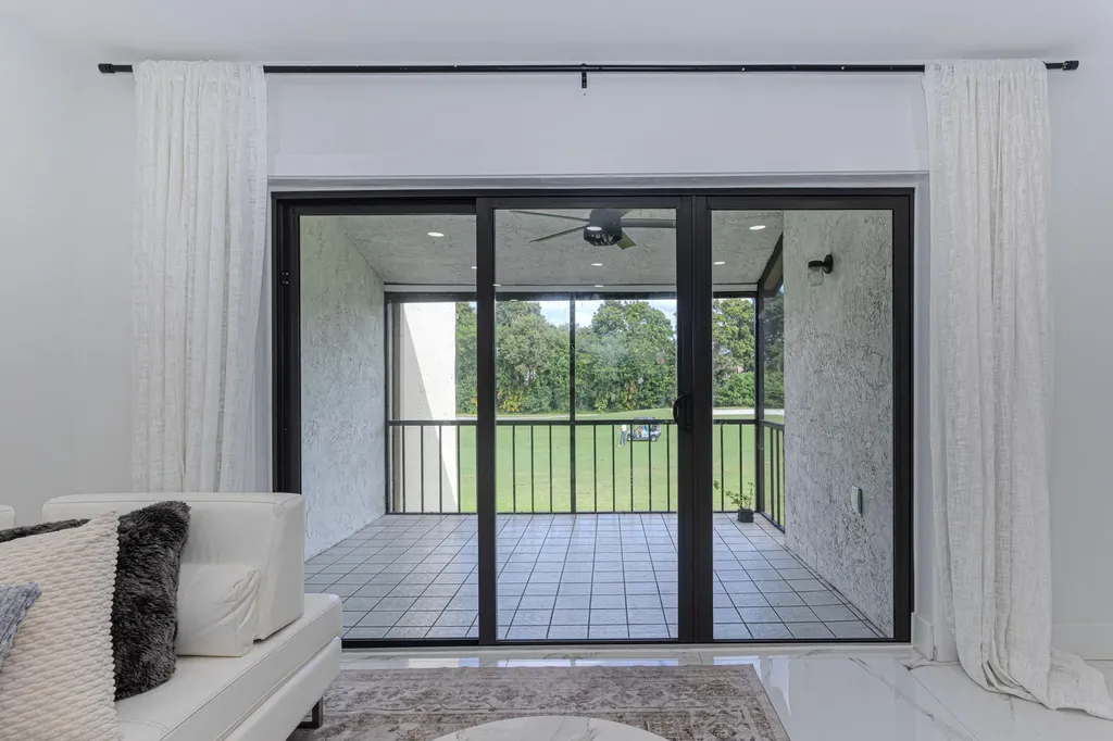 8545 Casa Del Lago Boca Raton FL 33433