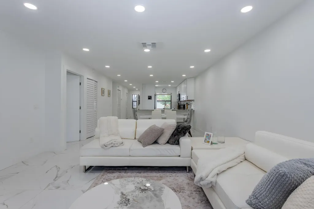 8545 Casa Del Lago Boca Raton FL 33433