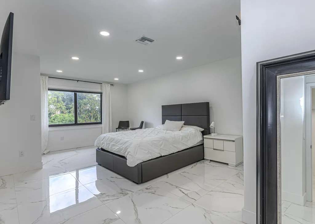 8545 Casa Del Lago Boca Raton FL 33433