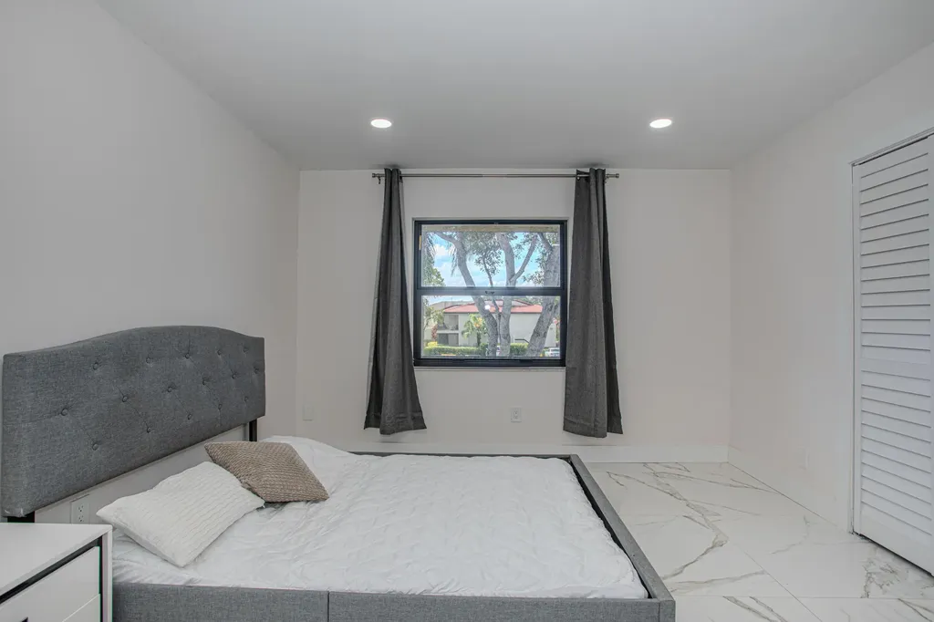 8545 Casa Del Lago Boca Raton FL 33433