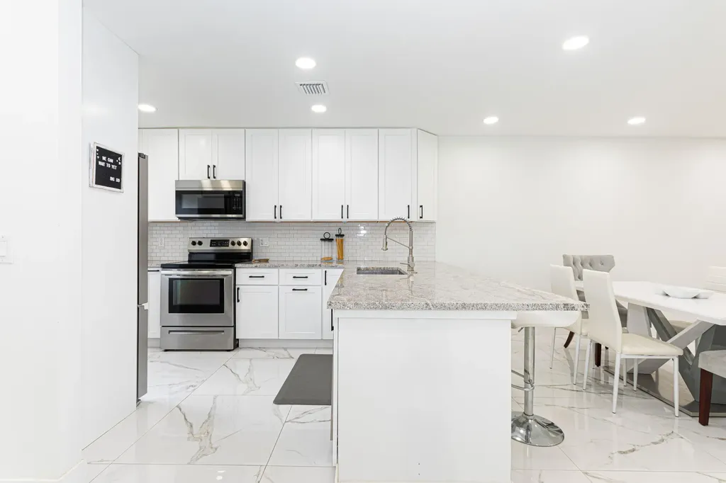 8545 Casa Del Lago Boca Raton FL 33433