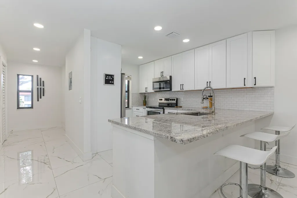 8545 Casa Del Lago Boca Raton FL 33433