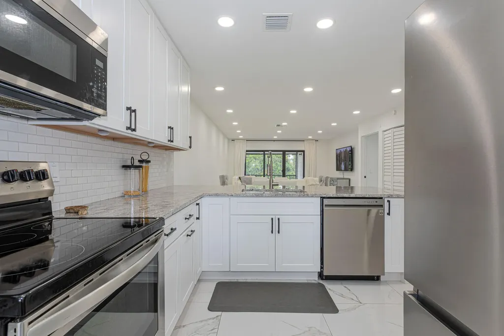 8545 Casa Del Lago Boca Raton FL 33433