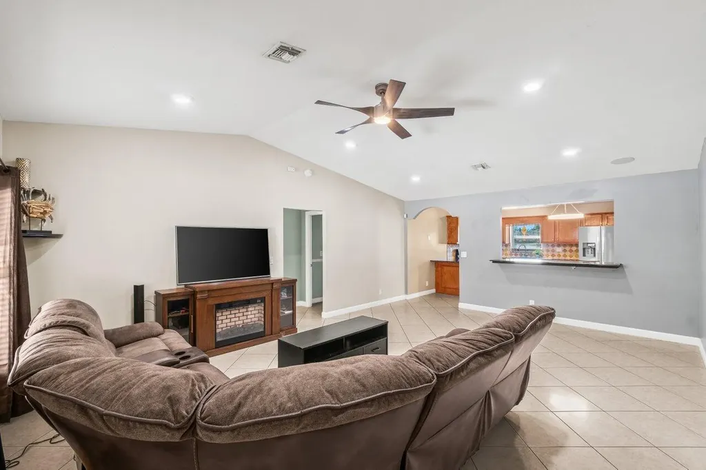 5734 Lincoln Circle E Greenacres FL 33463