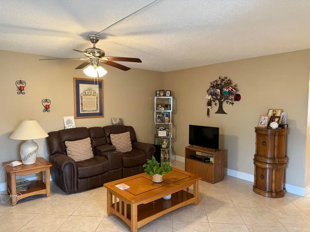 147 Burgundy D Delray Beach FL 33484
