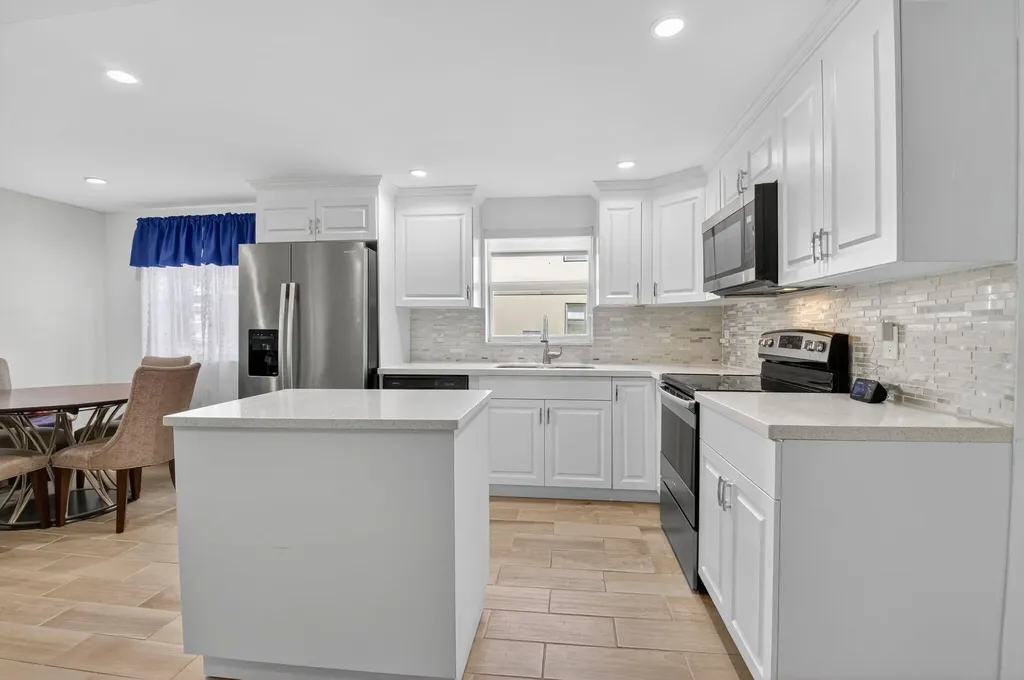 60 Brittany Delray Beach FL 33446