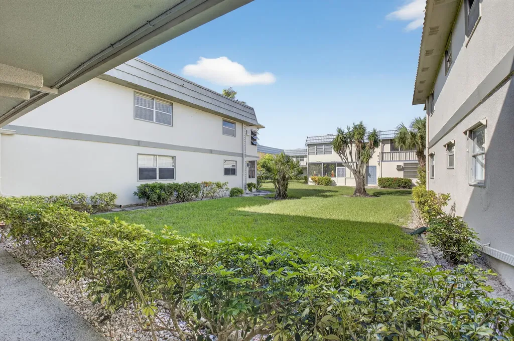 60 Brittany Delray Beach FL 33446