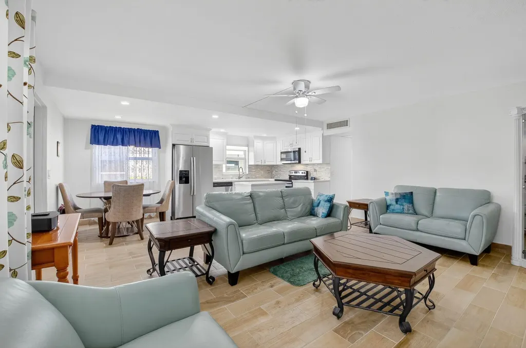 60 Brittany Delray Beach FL 33446