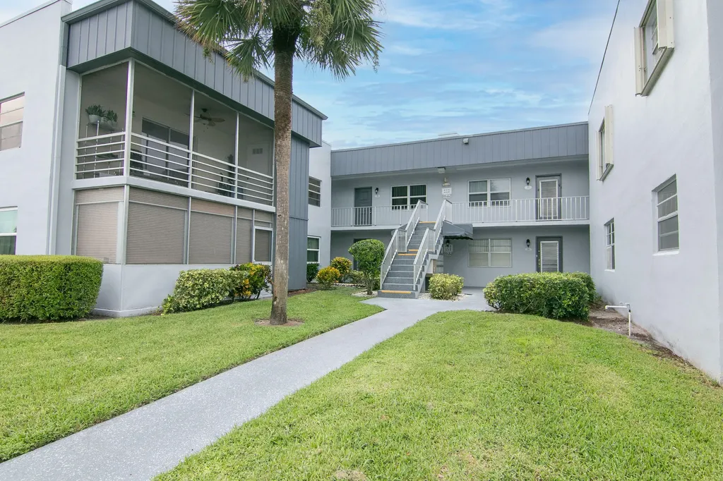 39 Burgundy A Delray Beach FL 33484