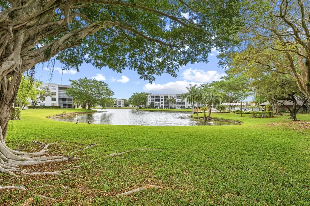 9340 Lagoon Place Davie FL 33324